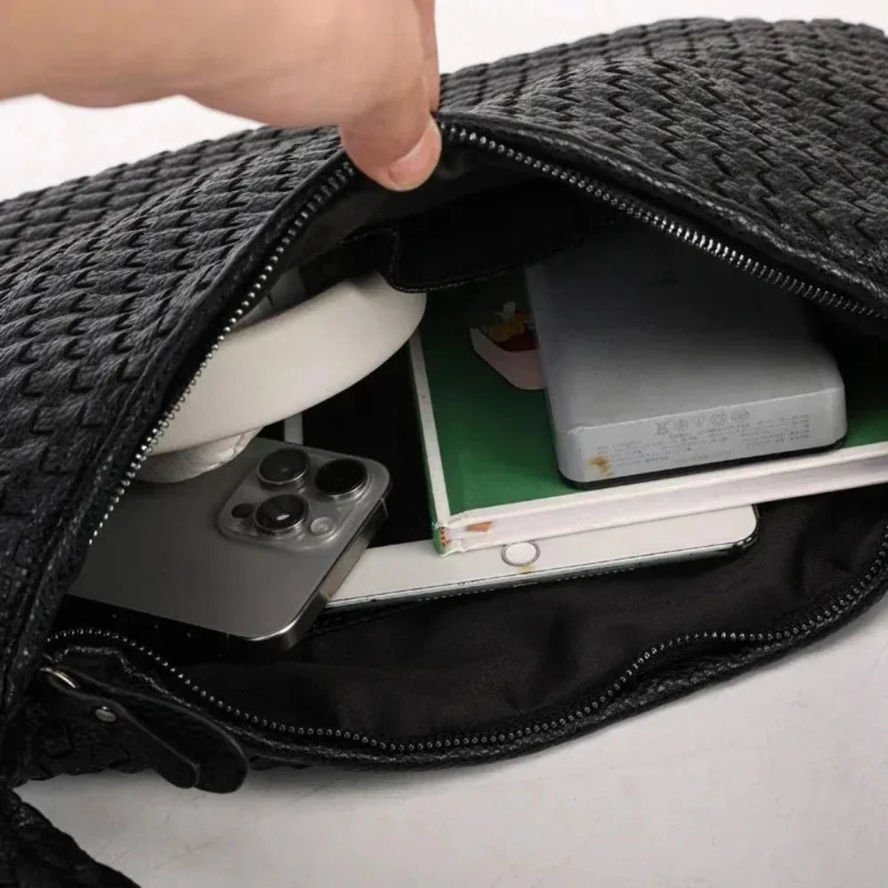 Bolsa Hobo Meia Lua em Couro Vegano Tecido Artesanal