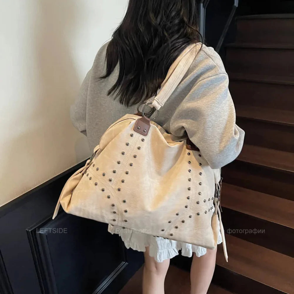 Bolsa de Ombro Punk em Couro Plutônio com Rebites