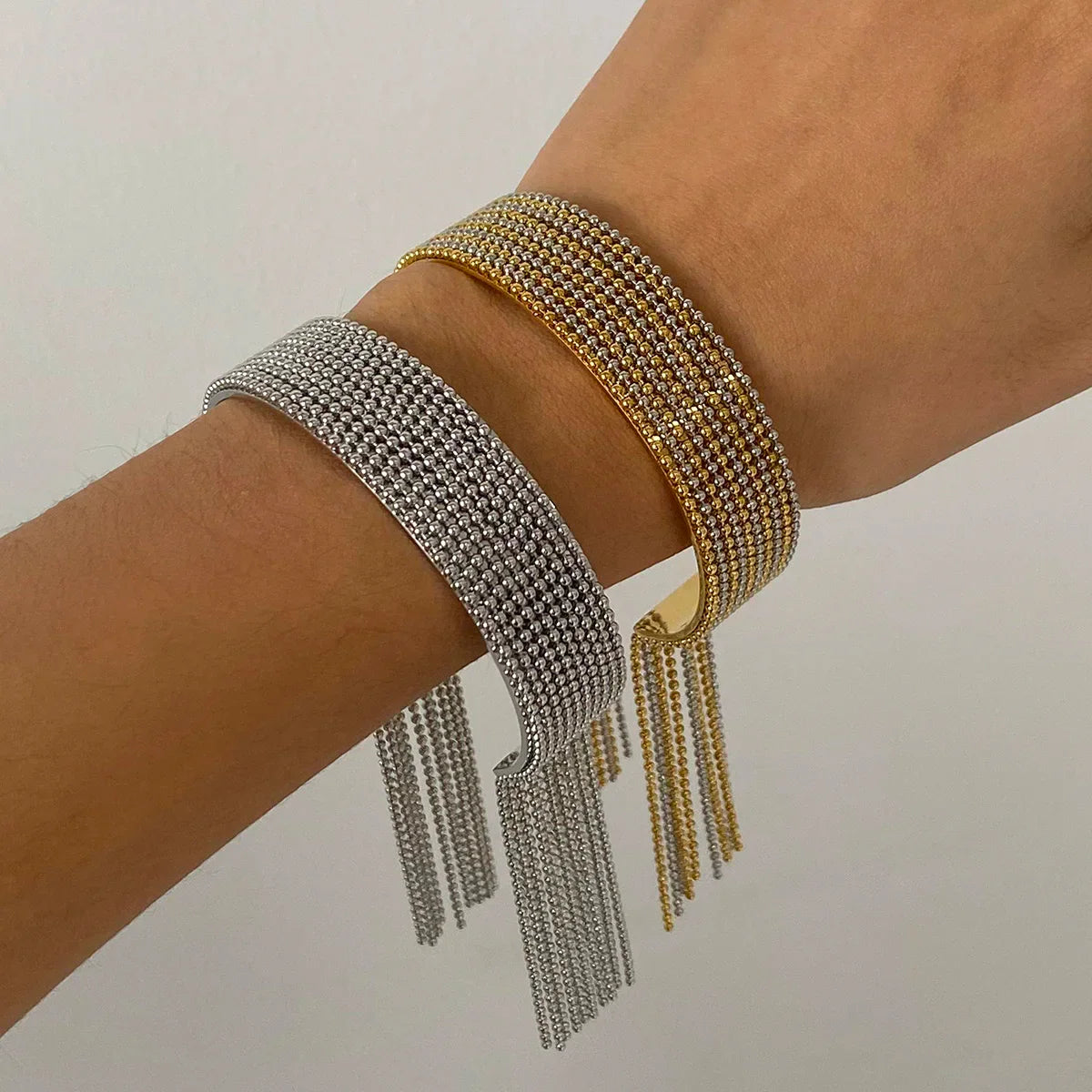 Pulseira Manguito Luxuosa com Borla em Ouro e Prata