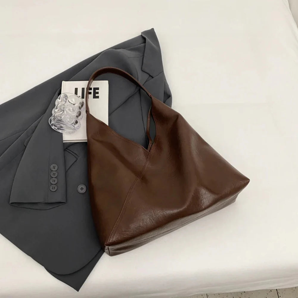 Bolsa Hobo de Couro Feminina Leftside - Elegância Atemporal