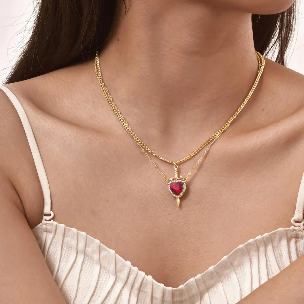 Colar Pingente Coração e Espada com Zircão Banhado a Ouro