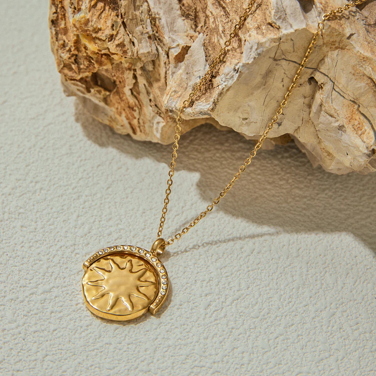 Colar Rotativo Estrela e Lua Banhado a Ouro 18K